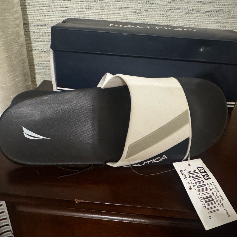 New Size 9 men’s Nautica slides
